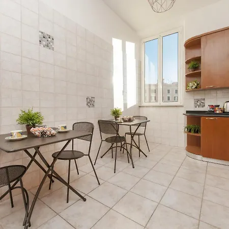 Retro Termini Bed & Breakfast 4*